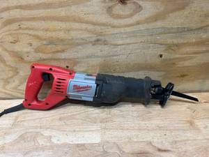 lot 38 image: MILWAUKEE 12 Amp 34 in. Stroke SAWZALL Reciprocating Saw