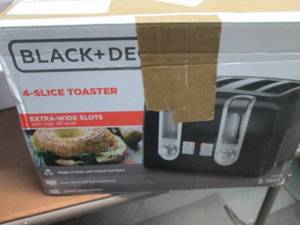 lot 18 image: BLACKDECKER 4-Slice Wide-Slot Toas...