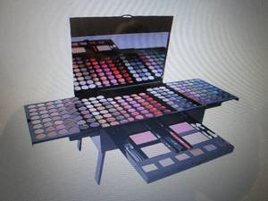 lot 72 image: Giordano Colors 201-Pc. Sleek Styli...