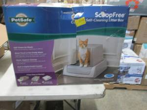 lot 118 image: PetSafe Scoop-Free Covered Self-Cle...