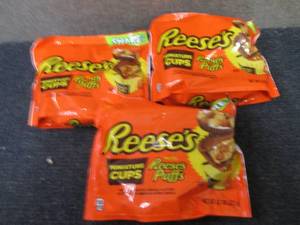 lot 319 image: 3- 9.6 oz Reeses Puffs Miniature C...