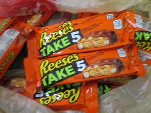 lot 332 image: 12- 1.5 oz Reeses Take 5...