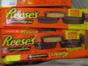 lot 337 image: 12- 2.8 oz Reeses King Size...