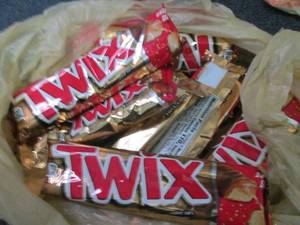 lot 340 image: 12 Twix Bars...