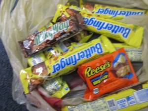 lot 341 image: 12 Candy Bars...