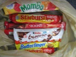 lot 344 image: 12 Candy Bars...