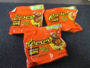 lot 354 image: 3- 9.6 oz Reeses Puffs Miniature C...