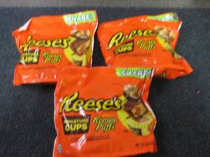 lot 355 image: 3- 9.6 oz Reeses Puffs Miniature C...