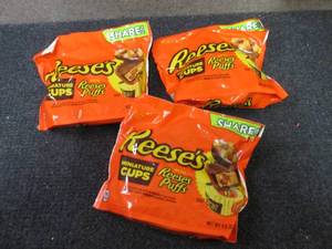 lot 356 image: 3- 9.6 oz Reeses Puffs Miniature C...