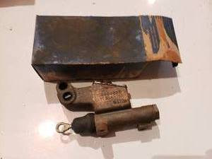 lot 38 image: hydraulic master brake cylinder