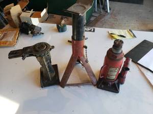 lot 68 image: bottle jack, screw jack and jack stand