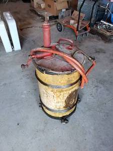 lot 124 image: Bennet drum hand pump comes with 30 gal drum and casters