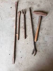 lot 265 image: assortment of tire changing tools