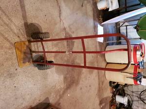 lot 290 image: 2 wheeled dolly with pneumatic tires