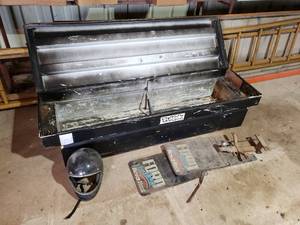 lot 295 image: lot of pickup accessories