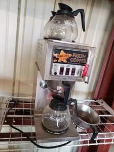 lot 370 image: Commercial Bloomfield coffee maker with 2 extra serving pots