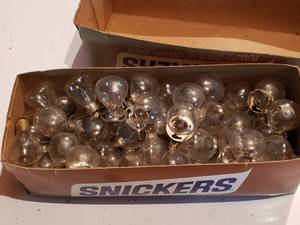 lot 423 image: box full of vintage GE automotive bulbs