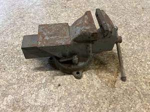 lot 23 image: Bench Vise