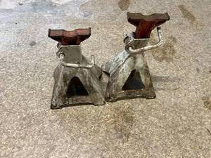 lot 29 image: Jack Stands