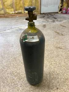 lot 42 image: Compressed Gas Tank