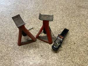 lot 54 image: Curt Trailer Hitch & Jack Stands