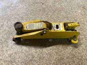 lot 77 image: 2 14 Ton Floor Jack