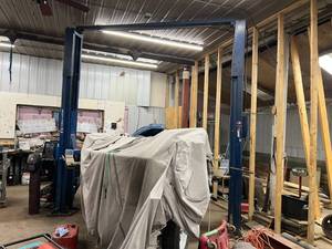 lot 1 image: Rotary 2 Post 9000# Lift