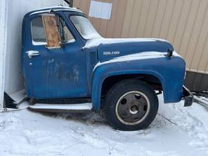 lot 4 image: Ford F-600 Truck Front End