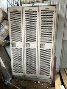lot 7 image: Lockers & Contents