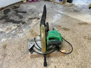 lot 81 image: Hitachi 10 Compound Miter Saw