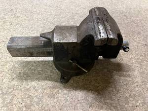 lot 111 image: Bench Vise