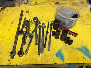 lot 144 image: Ratchets, Sockets, John Deere Breaker Bar