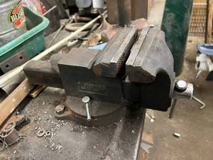 lot 173 image: Larin 5 Bench Vise