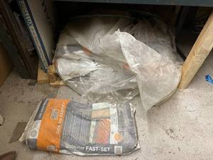 lot 186 image: 12 50# Bags Schluter Fast-Set