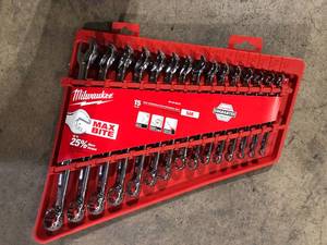 lot 45 image: Milwaukee Combination SAE Wrench Mechanics Tool Set (15-Piece) Customer Returns See Pictures