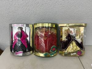 lot 19 image: Holiday Barbies