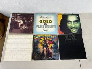 lot 22 image: Albums