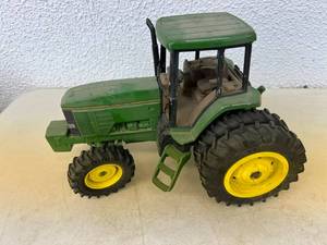 lot 29 image: John Deere 7800 Tractor