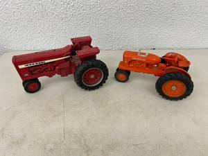 lot 30 image: Farmall & Allis-Chalmers Tractors