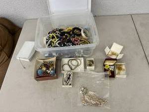 lot 46 image: Jewelry