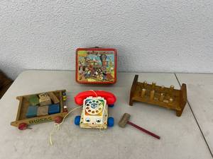 lot 57 image: Vintage Toys & Lunchbox