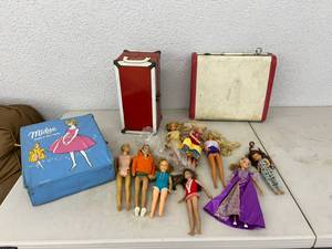lot 69 image: Dolls & Cases