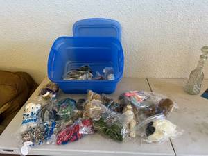 lot 116 image: Sealed Beanie Babies in Tote