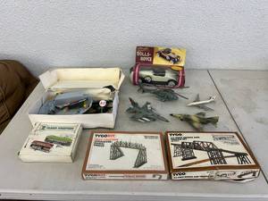 lot 138 image: Toy Train Supplies, Airplanes