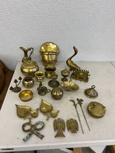 lot 139 image: Brass Items