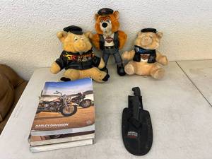 lot 150 image: Smith & Wesson Knives & Harley Davidson Items