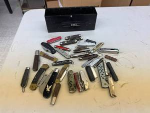 lot 210 image: Knives & Metal Case