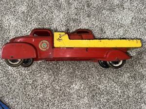 lot 40 image: Marx Antique Steel Louis Marx Lumar Contractors Truck Hook wreckers wExtras