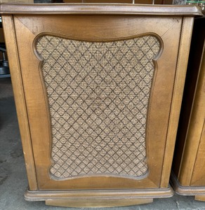 lot 84 image: PAIR OF MID-CENTURY BEAUTIFUL VINTAGE FLOOR STANDING SPEAKERS