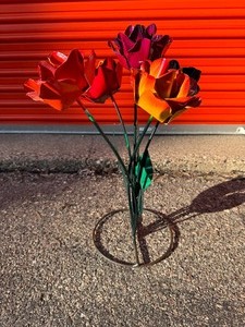 lot 88 image: HANDCRAFTED MEDAL FLOWER BOUQUET YARD ART, GARDEN ROSE